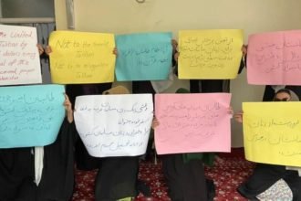 زنان معترض: آمریکا جای حمایت از گروه طالبان زنان افغانستان را حمایت کند