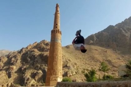 حرکات نمایشی یک ورزش‌کار در کنار منار جام در استان غور