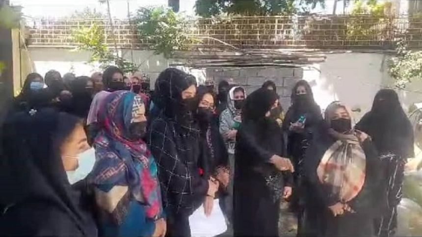 تجمع اعتراضی زنان آرایش‌گر علیه دستور بسته‌شدن آرایش‌گاه‌ها در کابل