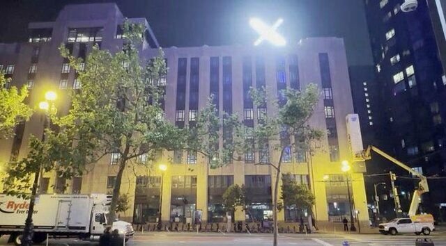 نصب یک ایکس غول پیکر بر فراز دفتر مرکزی شرکت توییتر