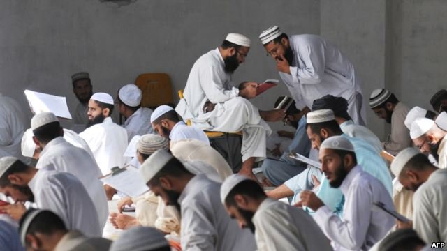 اعتراف یک مقام گروه طالبان در بارهی اشغال کرسیهای دولتی از سوی آخوندها