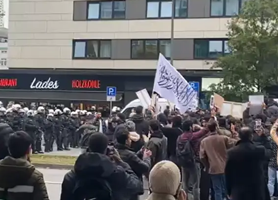 حامیان گروه طالبان؛ افغانستانی‌ها با حمل پرچم گروه طالبان در تظاهرات برای فلسطین در آلمان شرکت کردند