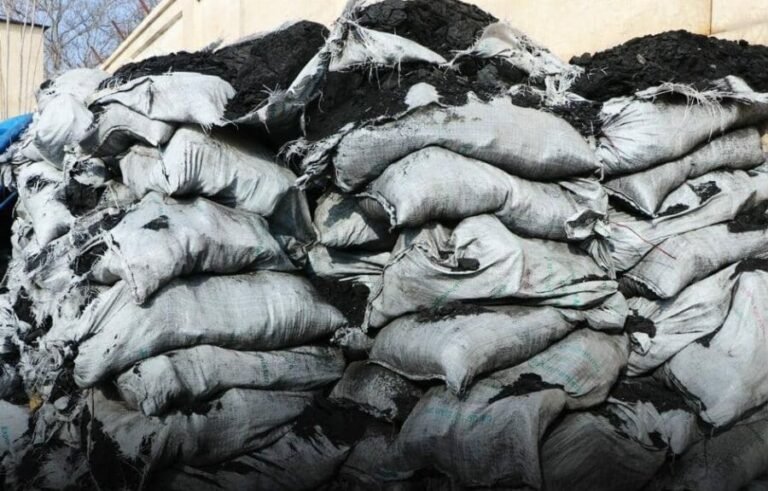 توزیع زغالسنگ برای ۳۰۰ خانوادهی نیازمند در استان بلخ