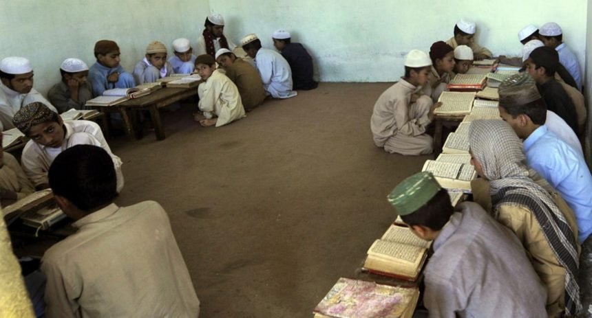 اعطای سند فراغت برای فارغان مدارس دینی دروههای کوتاهمدت متوقف شد