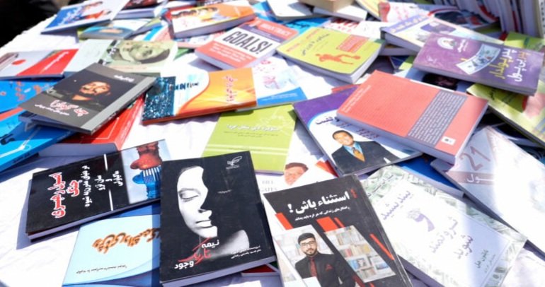 طالبان در کابل برخی از کتاب‌های مخالف عقاید‌شان را جمع‌آوری می‌کنند