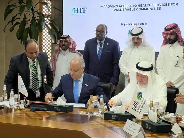 بانک انکشافی اسلامی و سازمان ملل از امضای چند توافق‌نامه‌ی هم‌کاری برای حمایت از آموزش و صحت در افغانستان خبر دادند