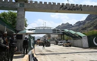 مردان مسلح شش آرایش‌گر را در پای‌گاه سابق طالبان پاکستان در نزدیکی مرز افغانستان کُشتند