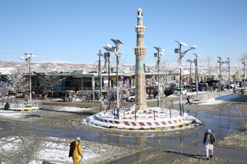 بخشی از کمکهای نقدی توزیعشده برای مردم در پسابند غور از سوی گروه طالبان پس گرفته شد