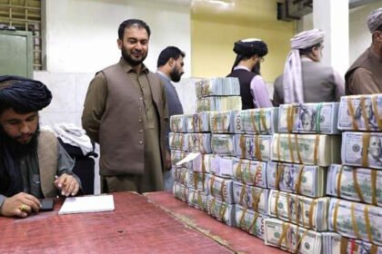 کاهش بهای روپیه کابلی؛ طالبان ۲۰ میلیون دالر امریکایی را لیلام می‌کنند