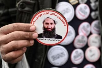 روزنامه‌ی پاکستانی: اگر ملاهبت‌الله به صدای مخالف خود گوش ندهد، ممکن است سقوط نظام طالبان از داخل رخ دهد