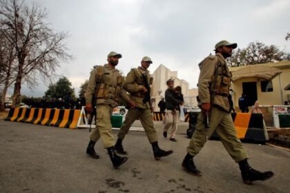 شماری از سرباران پاکستانی درکمین شبه‌نظامیان در خیبرپختونخوا کشته و زخمی شدند