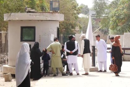 طالبان کارمندان هزاره را از ریاست پاسپورت توهین و اخراج کردند