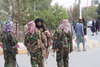 طالبان در غور قرطاسیه‌فروشی‌های را که تابلوی‌شان به فارسی بود بستند