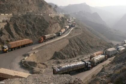 بازرگانان افغانستان بابت بسته‌ماندن گذرگاه تورخم، ۱۲ میلیون دالر زیان مالی‌ دیده‌اند