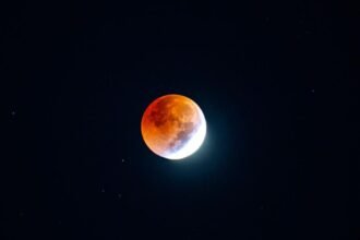 ماه‌گرفتگی کامل و "ماه خونین" در حوت ۱۴۰۳؛ یک پدیده نادر در آسمان شب