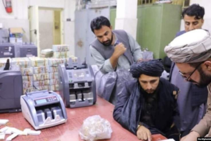 برخی از کارمندان دولتی می‌گویند از دو ماه به‌این‌سو معاش نگرفته‌اند