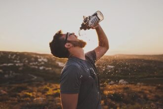 آیا نوشیدن آب معدنی می‌تواند خطر آلزایمر را کاهش دهد؟ نتایج یک پژوهش علمی جدید