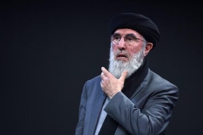 حکمتیار: حکومت تحمیلی دوام نمی‌آورد؛ مردم در نهایت به مقاومت رو می‌آورند