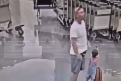 کودک ۱۸ ماهه افغانستانی پس از حمله خشونت‌بار در فرودگاه روسیه به کُما رفت