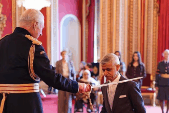 شهردار مسلمان لندن از پادشاه بریتانیا لقب شوالیه دریافت کرد