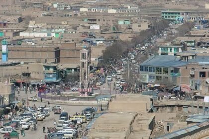 خبرگزاری راسک: گزارش‌ها از استان پکتیکا حاکی است که یک آموزگار به‌دلیل تأکید بر اهمیت آموزش‌های عصری، از سوی مقامات محلی گروه طالبان به دو سال زندان محکوم شده است. منابع محلی روز دوشنبه، ۹ سرطان/تیرماه، اعلام کردند که این آموزگار با نام عبدالعلیم خاموش، ساکن روستای جلال‌زوی در شهرستان جانی‌خیل پکتیکا بوده و در یکی از مراکز آموزشی این منطقه مشغول تدریس بوده است. بر بنیاد اطلاعات رسیده، عبدالعلیم به دلیل تاکید بر ضرورت فراگیری دانش‌های معاصر، از سوی اداره قضایی طالبان به اتهام «ترویج فساد» محاکمه و زندانی شده است. هرچند منابع رسمی طالبان در پکتیکا تا کنون در این باره اظهار نظری نکرده‌اند، اما پیش‌تر نیز موارد مشابهی از بازداشت و مجازات آموزگاران و کنشگران عرصه آموزش در مناطق مختلف کشور به ثبت رسیده است. این رویداد نگرانی‌هایی را در مورد محدودیت روزافزون بر آموزش و آزادی بیان در مناطق تحت کنترل طالبان برانگیخته است.