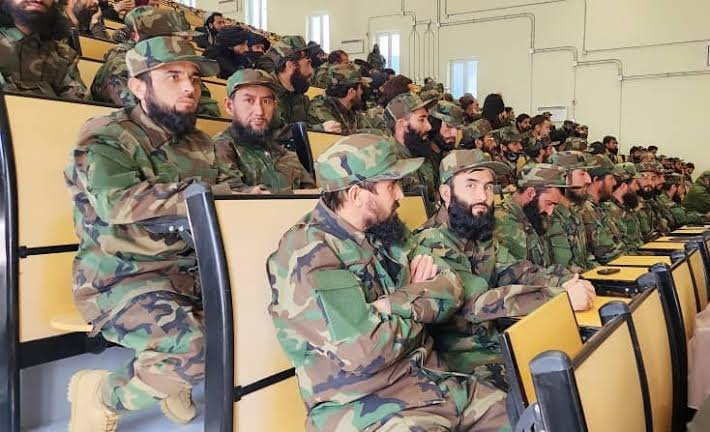 کارمندان وزارت دفاع: طالبان ما را بدون طی مراحل قانونی از وظیفه برکنار کردند