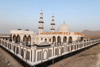 افتتاح مسجد ۳۵ میلیونی طالبان در حاشیه شاهراه مرگ