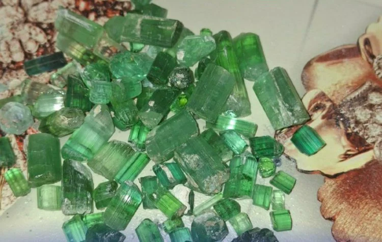 طالبان از فروش هشت کیلوگرام سنگ قیمتی در نورستان خبر داد