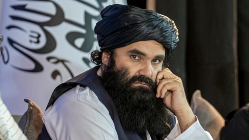 پس از درگیری‌های کامدیش؛ حقانی وعده تقویت امنیت نورستان را داد خبرگزاری راسک: سراج‌الدین حقانی، وزیر داخله گروه طالبان، در دیدار با اختر محمد مزمل، فرمانده پلیس این گروه در نورستان، وعده داده است که برای تقویت نیروهای امنیتی و بهبود وضعیت امنیتی این استان همکاری خواهد کرد. این دیدار در حالی انجام شده است که چند هفته پیش، نیروهای طالبان و جبهه آزادی افغانستان در شهرستان کامدیش نورستان درگیر شدند. هر دو طرف در آن زمان ادعا کردند که به نیروهای طرف مقابل تلفات وارد کرده‌اند. پس از این درگیری‌ها، اختر محمد مزمل خواستار اعزام نیروهای کمکی به نورستان شده بود. او گفته بود که برای شهرستان‌های هم‌مرز با پاکستان به سه واحد نیرو و برای سایر شهرستان‌های این استان به یک واحد نیروی کمکی نیاز است. فرمانده پلیس گروه طالبان در نورستان همچنین مدعی شده بود که صدها جوان افغانستانی‌ از سوی پاکستان برای انجام حملات به این استان منتقل شده‌اند. او جبهه آزادی و جبهه مقاومت ملی افغانستان را نیز به دست‌داشتن در این حملات متهم کرده بود؛ ادعاهایی که با روایت‌های متفاوت روبه‌رو شده‌اند. جبهه آزادی افغانستان پیش‌تر اعلام کرده بود که در جریان درگیری‌های نورستان و کنر، به نیروهای طالبان تلفات وارد کرده و شماری از پاسگاه‌های این گروه را تصرف کرده است. در مقابل، وزارت دفاع گروه طالبان نیز از کشته‌شدن و بازداشت ده‌ها مخالف این گروه خبر داده بود. دیدار حقانی با فرمانده پلیس طالبان در نورستان در شرایطی صورت می‌گیرد که این گروه با ادامه فعالیت گروه‌های مخالف طالبان و تنش‌های امنیتی در مناطق شرقی افغانستان روبه‌رو است.