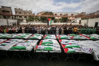 غزه پیکرهای ۷۵ فلسطینی را که از زیر آوار بیرون آورده شدند، به خاک سپرد 