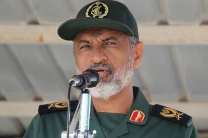 فرمانده سپاه: آمریکا ۷۰۰ کیلومتر از تنگه هرمز فاصله گرفته است
